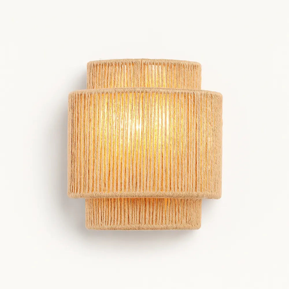 Japandi Wandleuchte aus geflochtenem Rattan mit warmweißem Licht