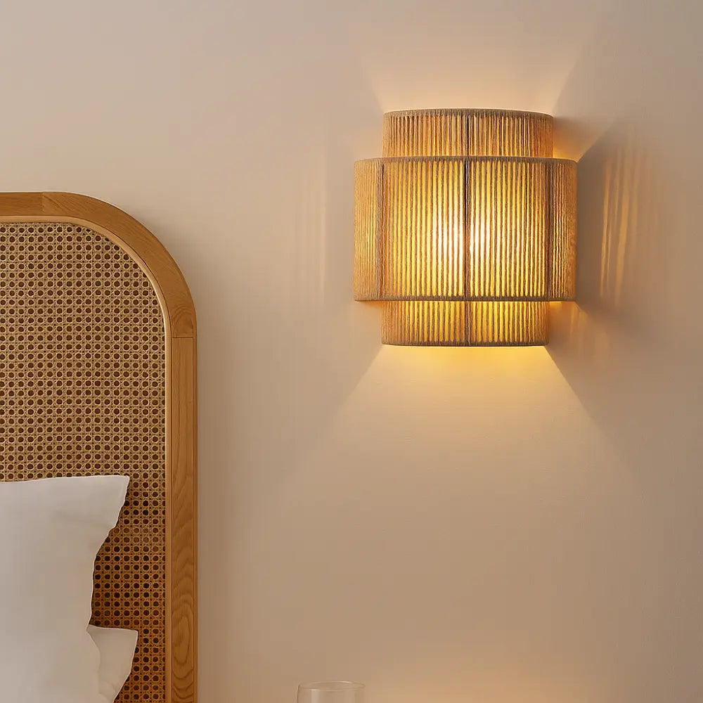 Japandi Wandleuchte aus geflochtenem Rattan mit warmweißem Licht – Ansicht 2
