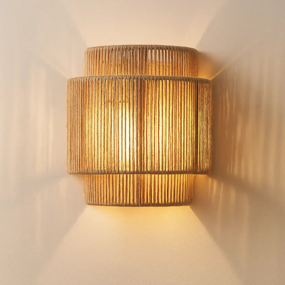 Japandi Wandleuchte aus geflochtenem Rattan mit warmweißem Licht – Ansicht 3