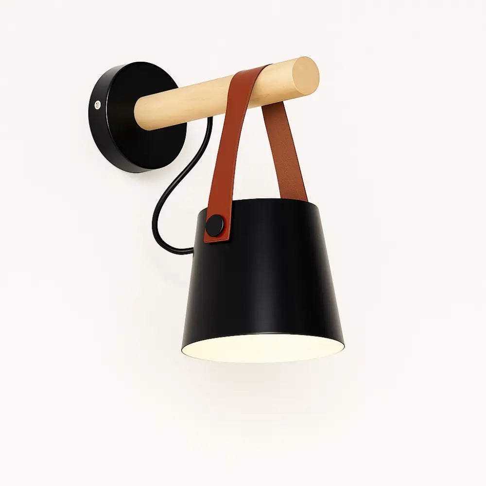 Skandinavische Wandleuchte aus Holz und Leder im modernen Nordic Design