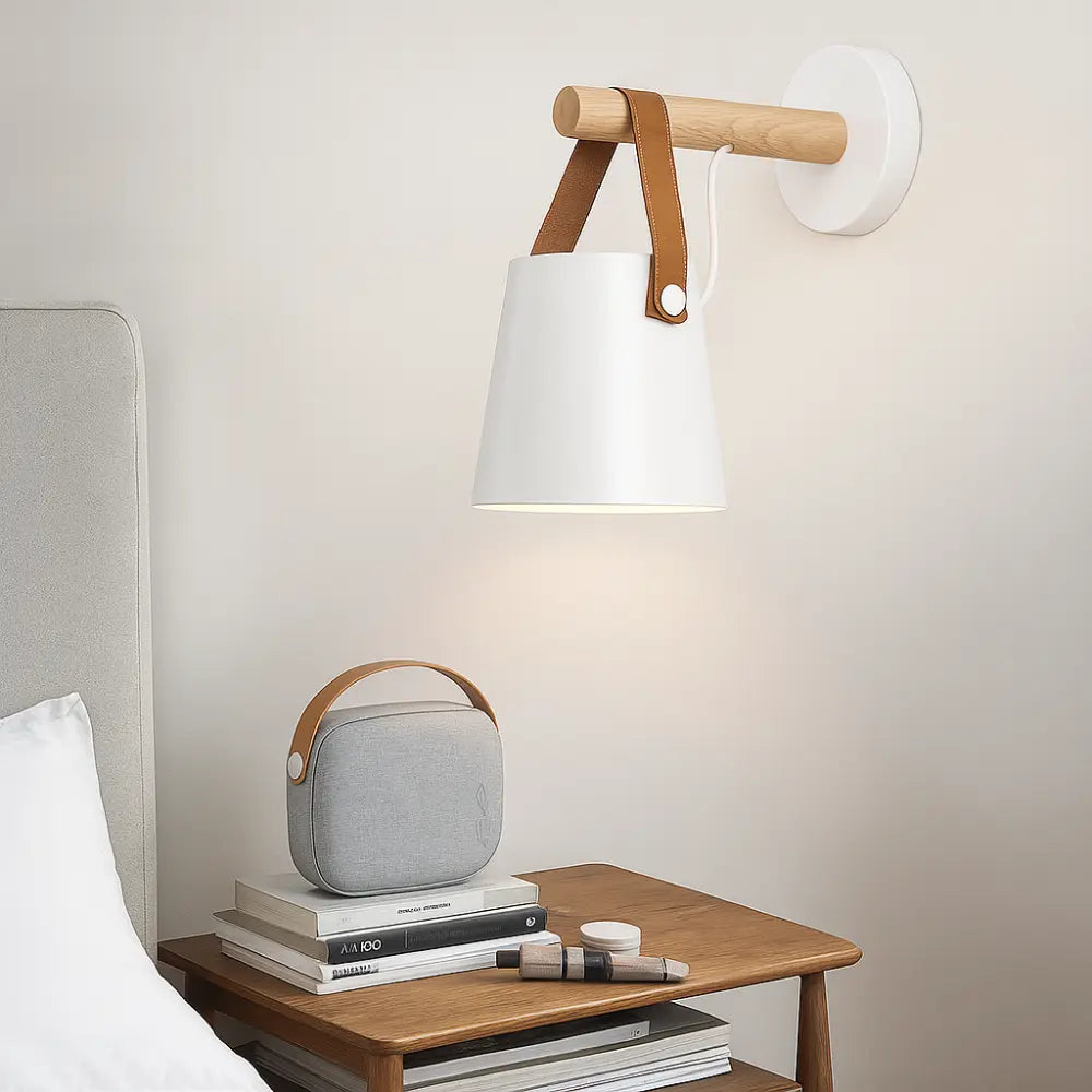 Skandinavische Wandleuchte aus Holz und Leder im modernen Nordic Design – Ansicht 4
