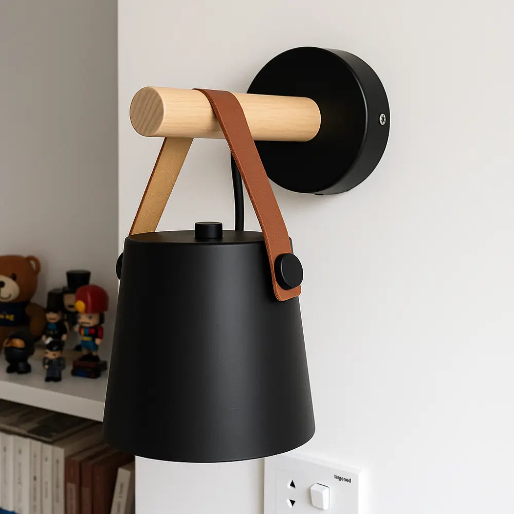 Skandinavische Wandleuchte aus Holz und Leder im modernen Nordic Design – Ansicht 5