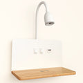 LED Wandlampe mit Leselampe USB und Wireless Charger auf Holzablage
