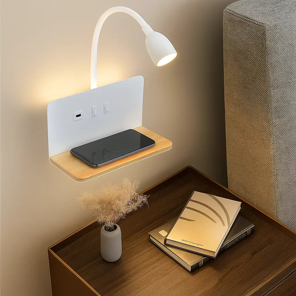 LED Wandlampe mit Leselampe USB und Wireless Charger auf Holzablage – Ansicht 3
