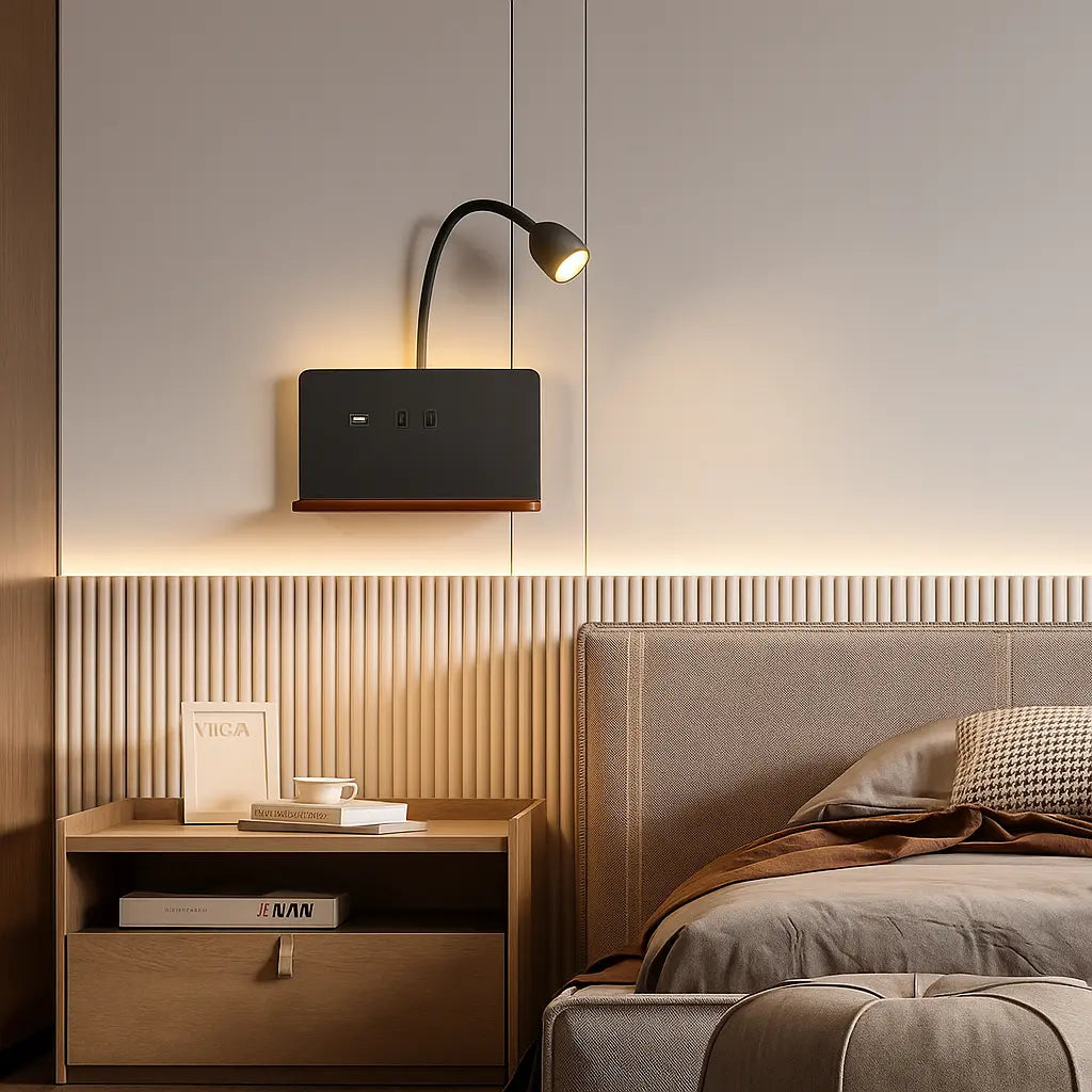 LED Wandlampe mit Leselampe USB und Wireless Charger auf Holzablage – Ansicht 5