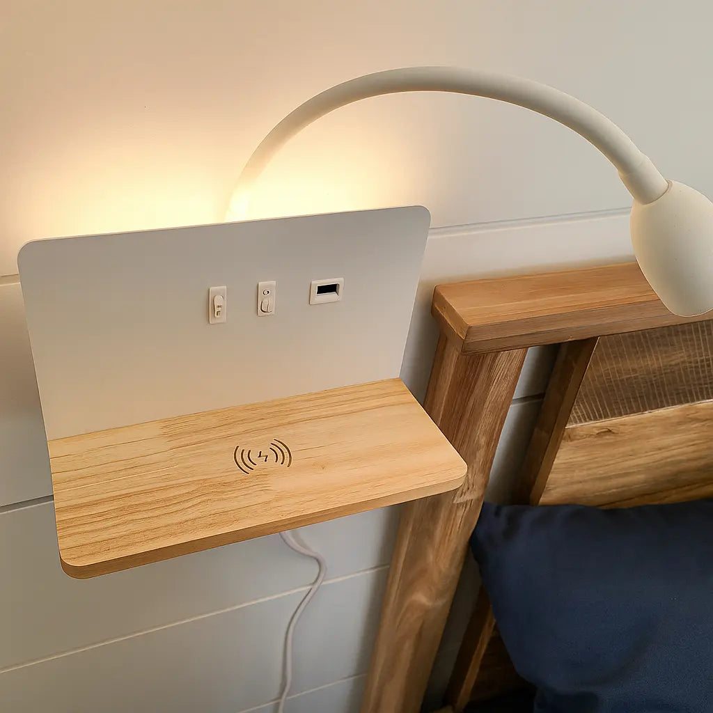 LED Wandlampe mit Leselampe USB und Wireless Charger auf Holzablage – Ansicht 6