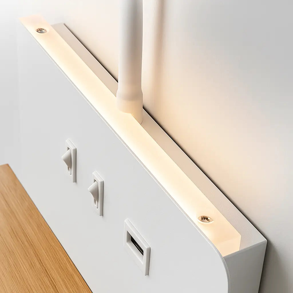 LED Wandlampe mit Leselampe USB und Wireless Charger auf Holzablage – Ansicht 8