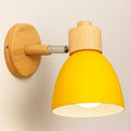 Moderne Wandleuchte aus Holz und Metall im nordischen Design
