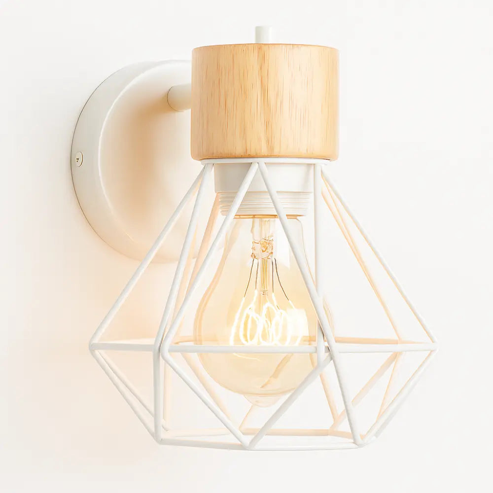Industrial Wandleuchte mit geometrischem Metallkäfig auf Holzsockel – Ansicht 2
