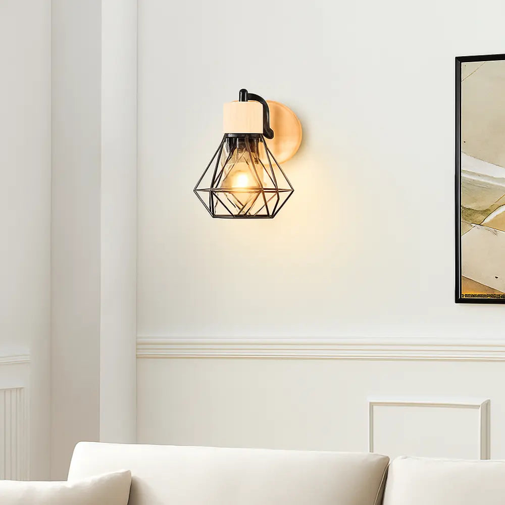 Industrial Wandleuchte mit geometrischem Metallkäfig auf Holzsockel – Ansicht 5