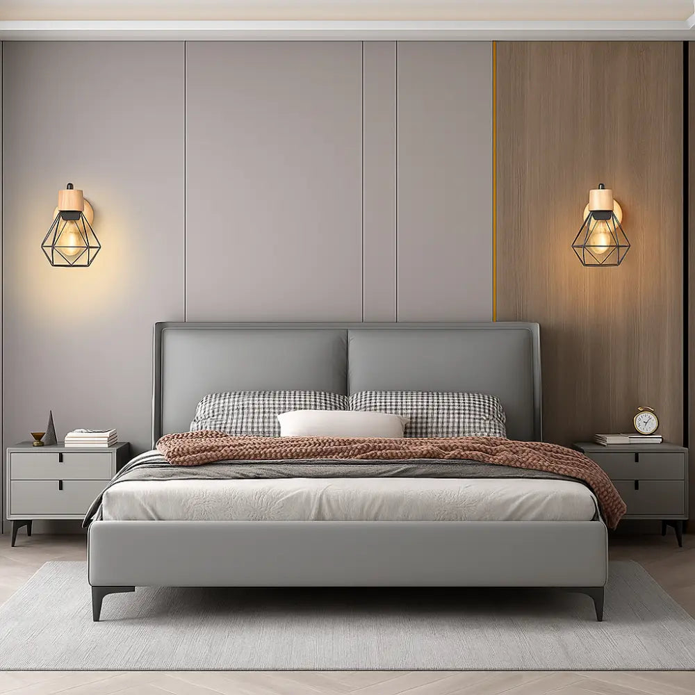 Industrial Wandleuchte mit geometrischem Metallkäfig auf Holzsockel – Ansicht 6