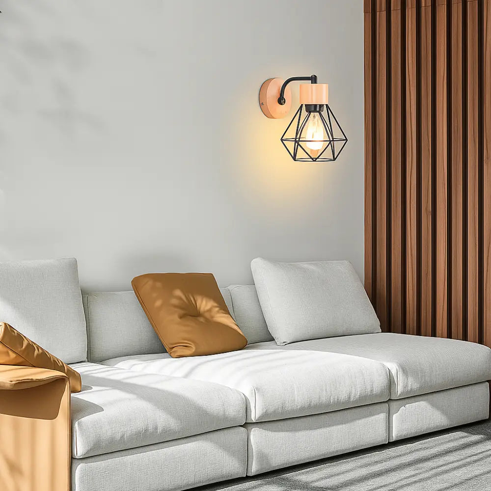 Industrial Wandleuchte mit geometrischem Metallkäfig auf Holzsockel – Ansicht 7