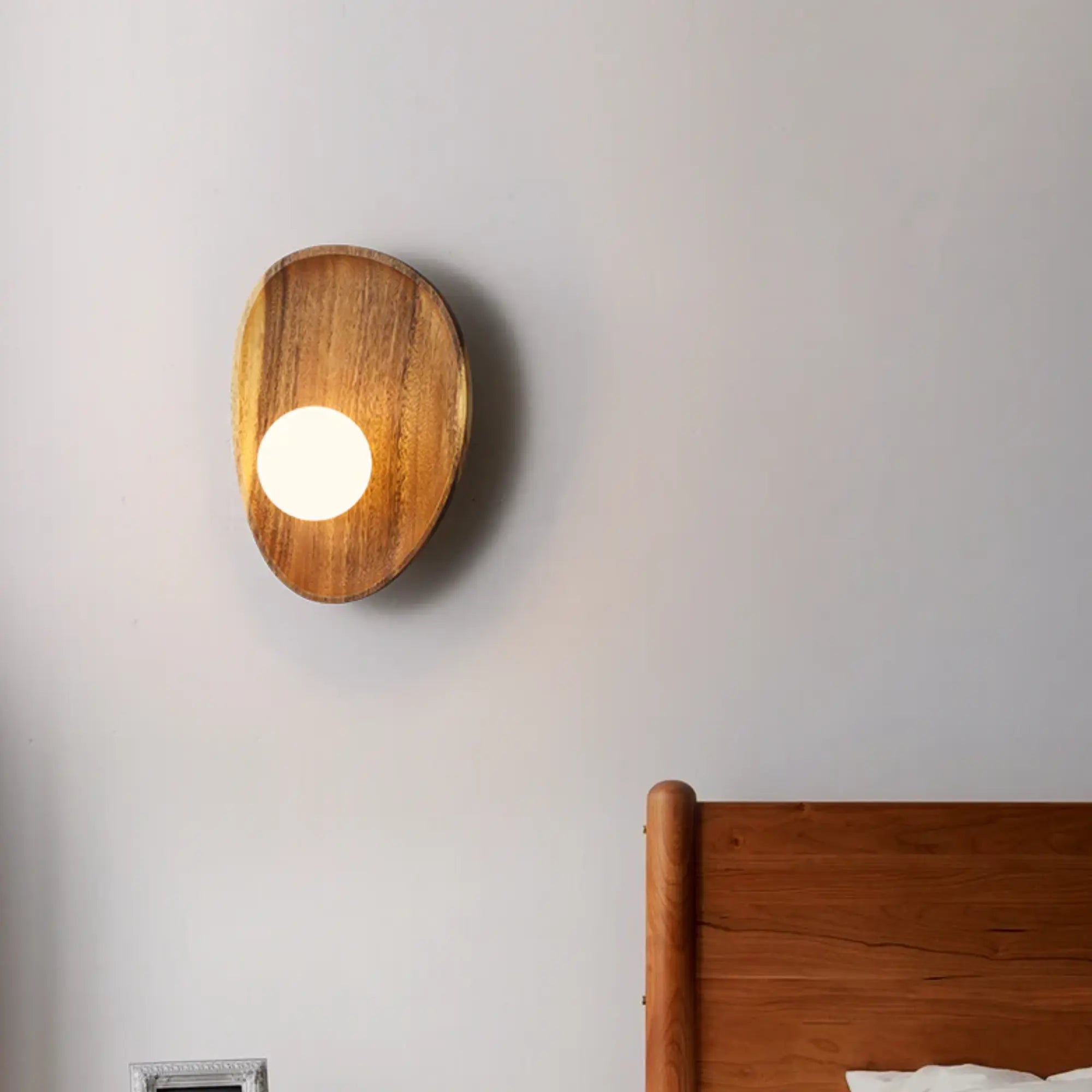 LED Wandleuchte aus Naturholz mit warmweißem Licht im modernen Design – Ansicht 7