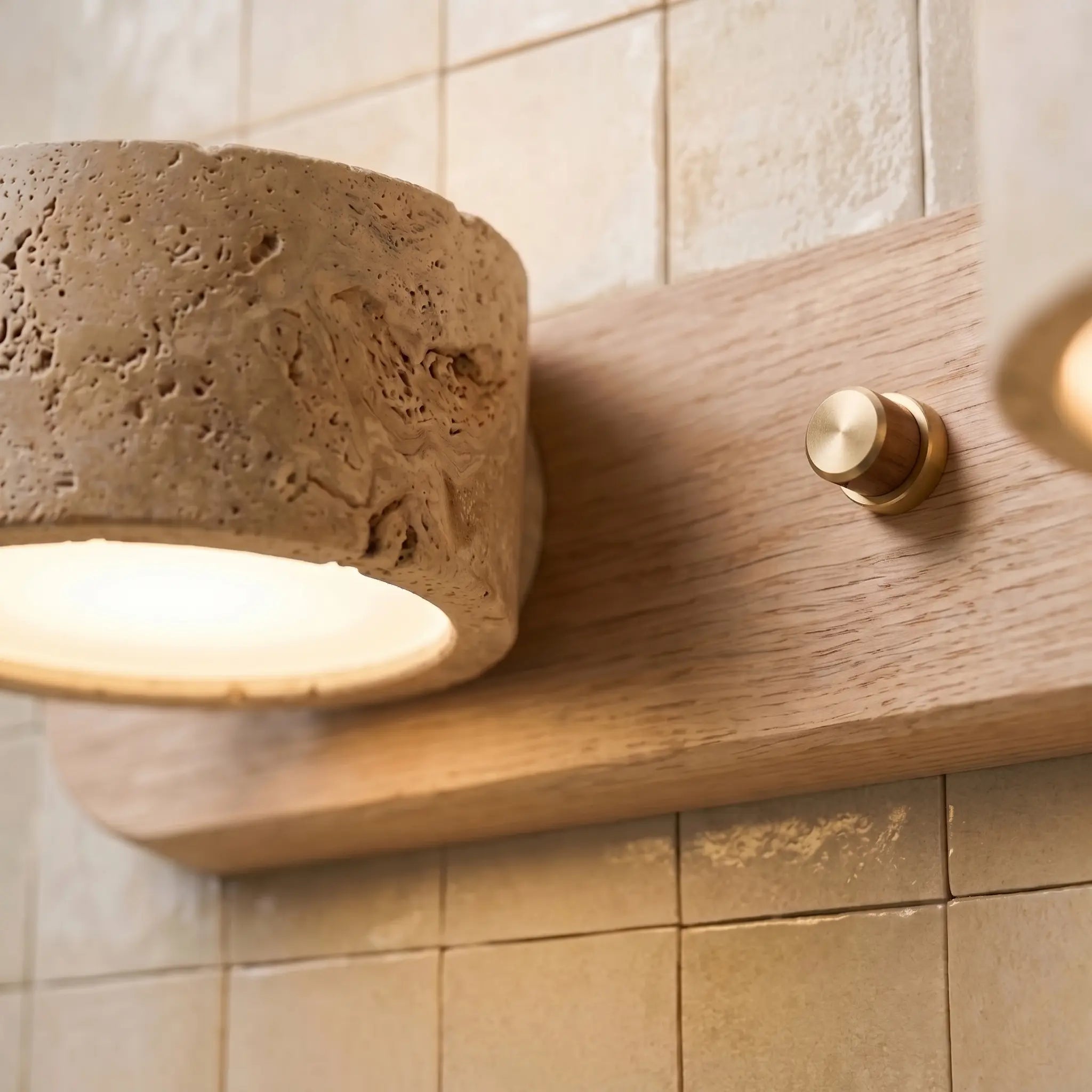 LED Wandleuchte fürs Bad aus Holz und Travertin im minimalistischen Design – Ansicht 10