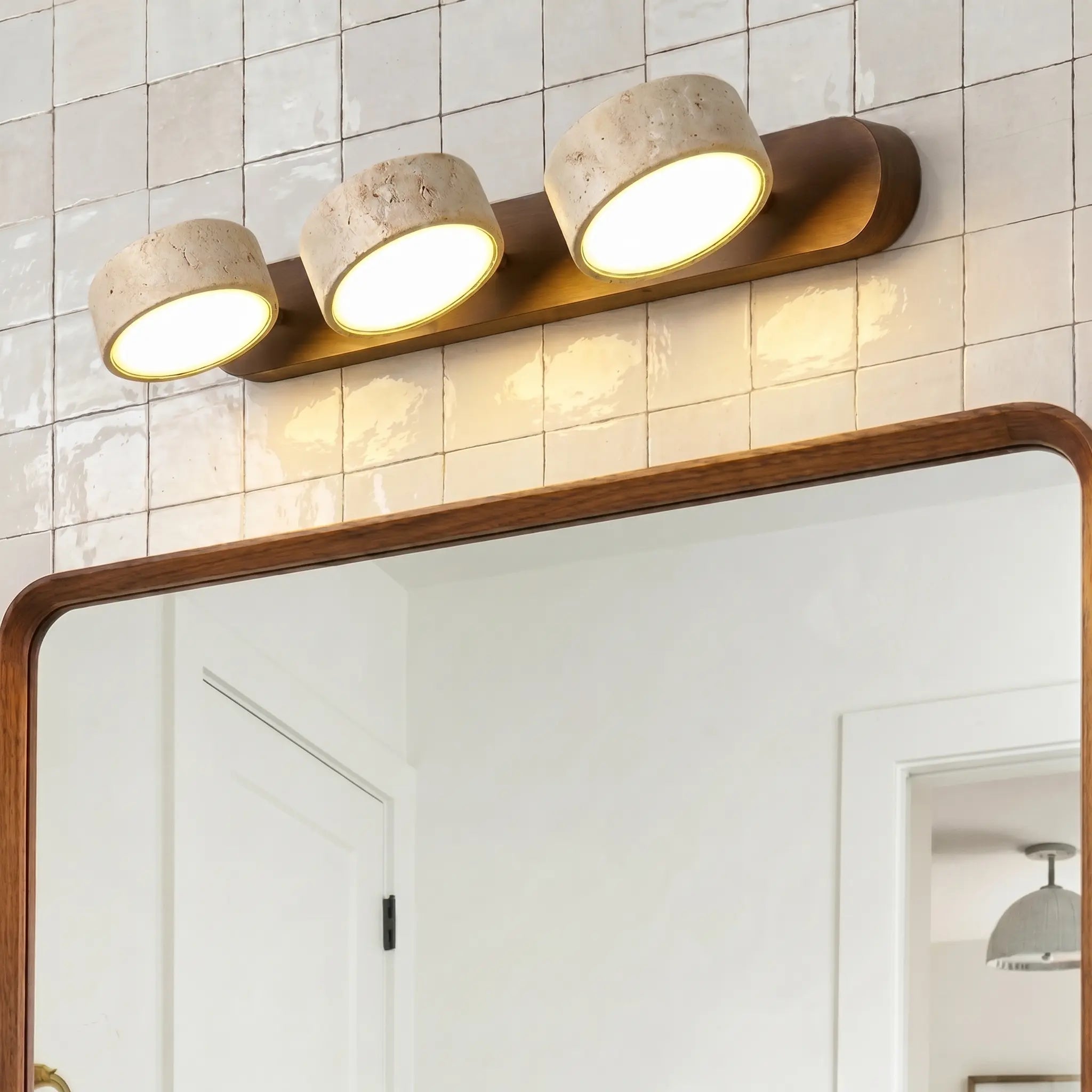 LED Wandleuchte fürs Bad aus Holz und Travertin im minimalistischen Design – Ansicht 11
