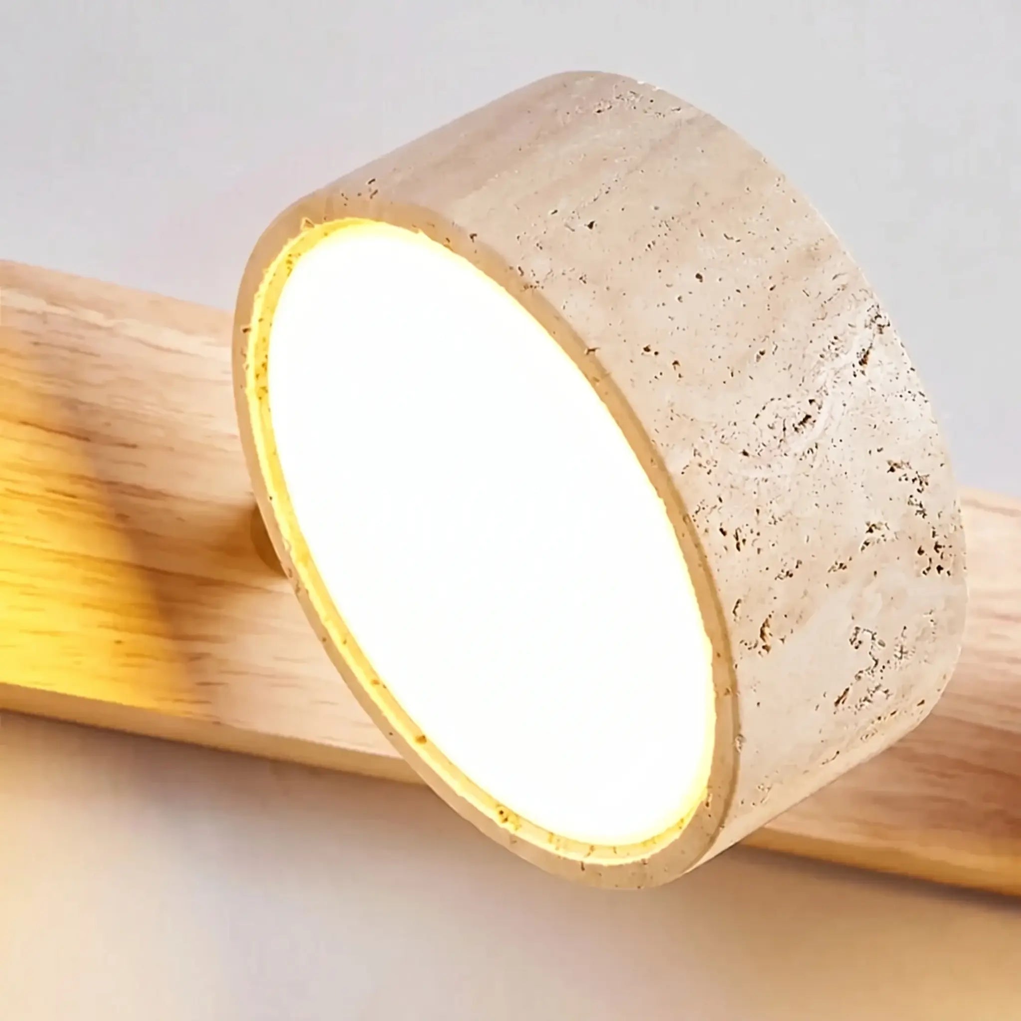 LED Wandleuchte fürs Bad aus Holz und Travertin im minimalistischen Design – Ansicht 13